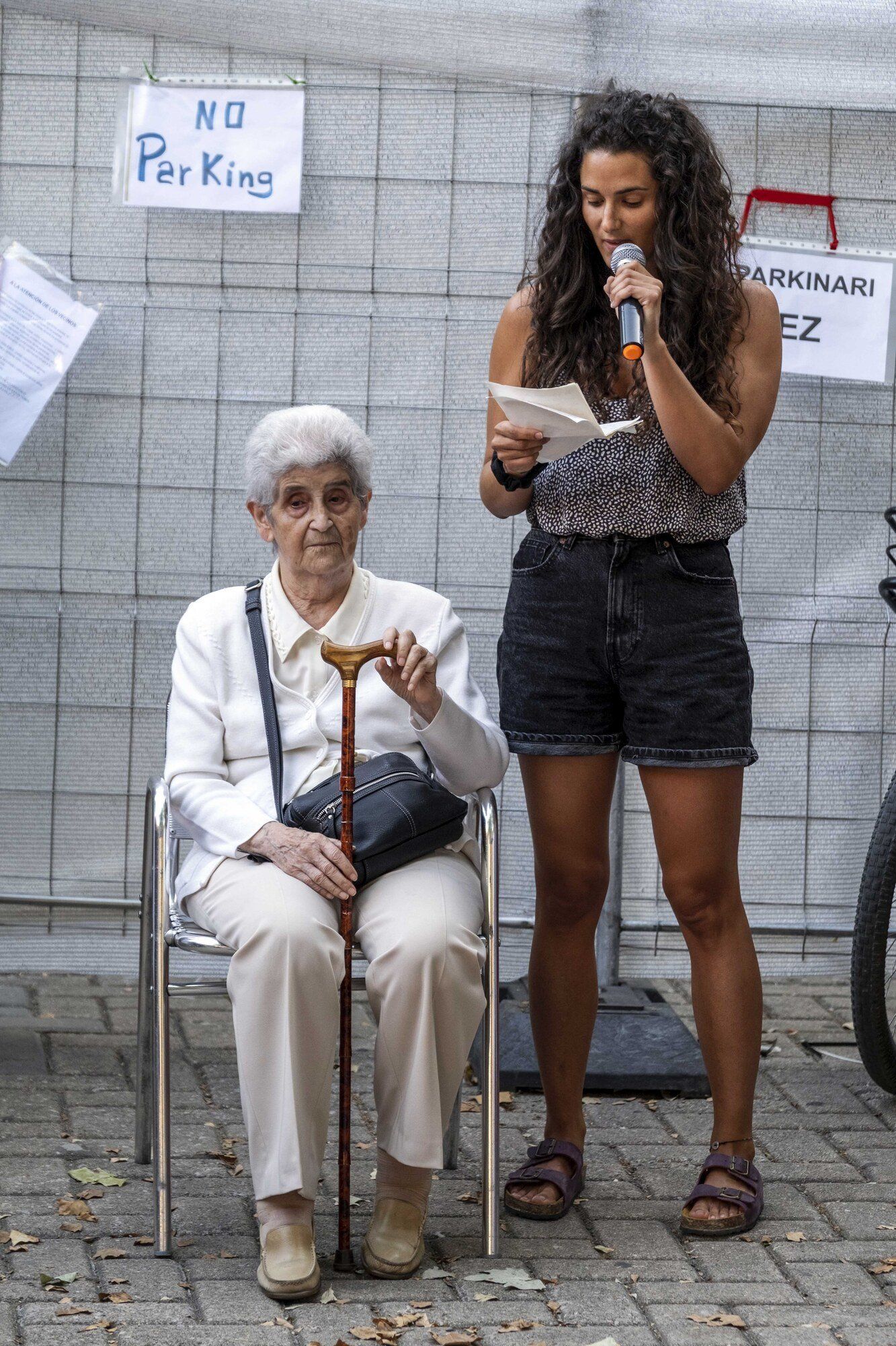 Eider pone voz a su abuela Teresita, vecina de la calle Sangüesa de 92 años.
