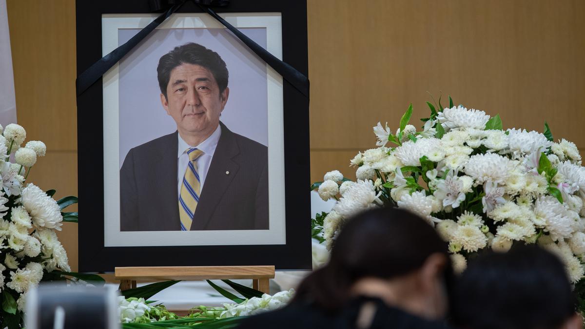 Fotografía del ex primer ministro Shinzo Abe durante un acto de recuerdo en su memoria.