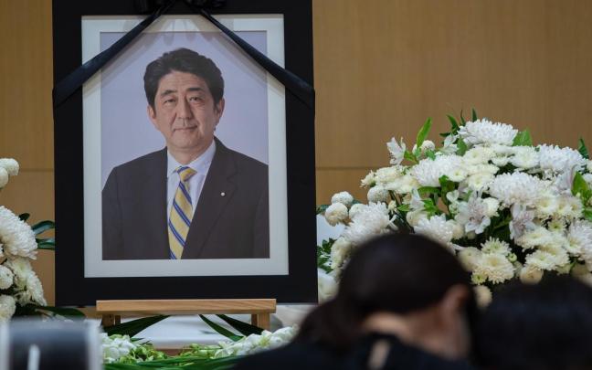 Fotografía del ex primer ministro Shinzo Abe durante un acto de recuerdo en su memoria.