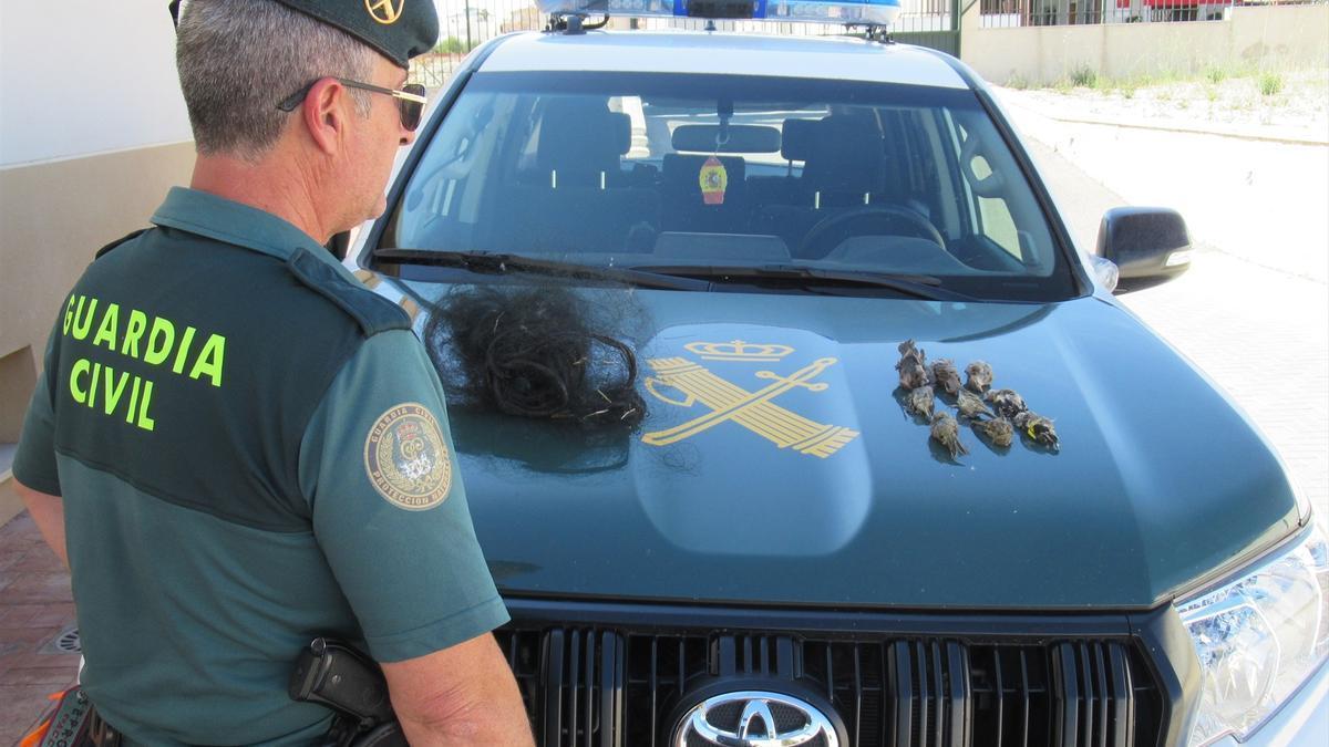 Un agente de la Guardia Civil junto a un vehículo oficial, en una imagen de archivo.