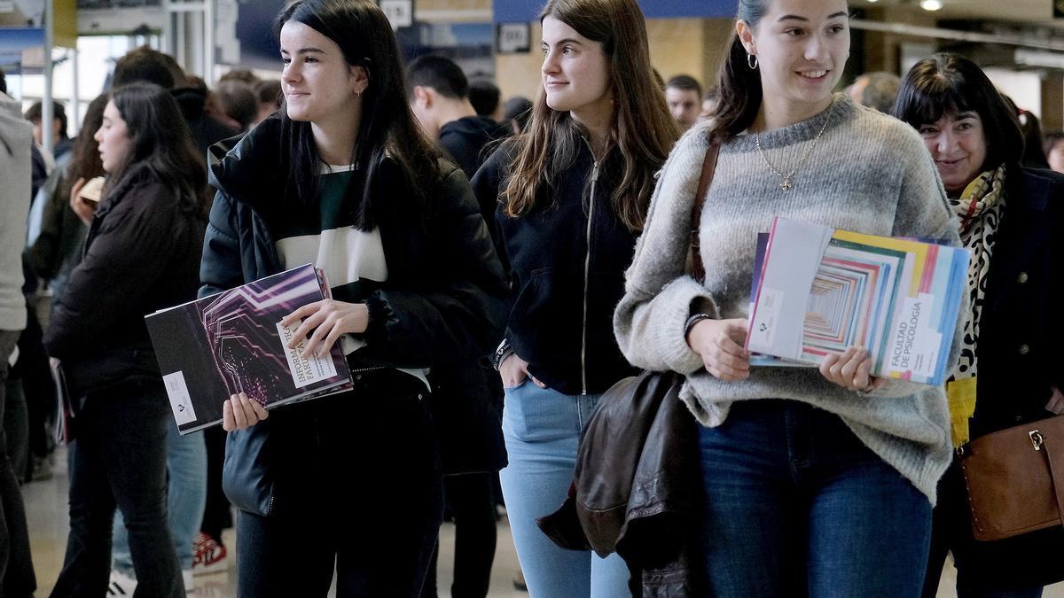 Estudiantes en la Feria Universitaria de la Universidad del País Vasco