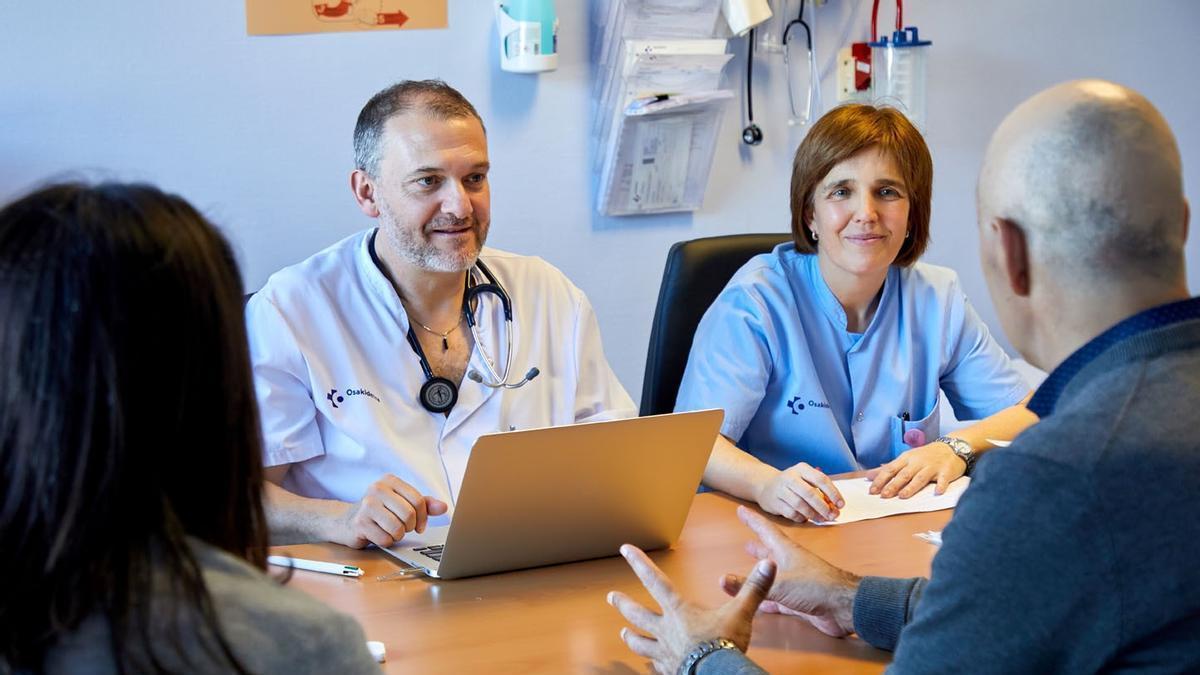 Dos profesionales sanitarios de Osakidetza durante una consulta.