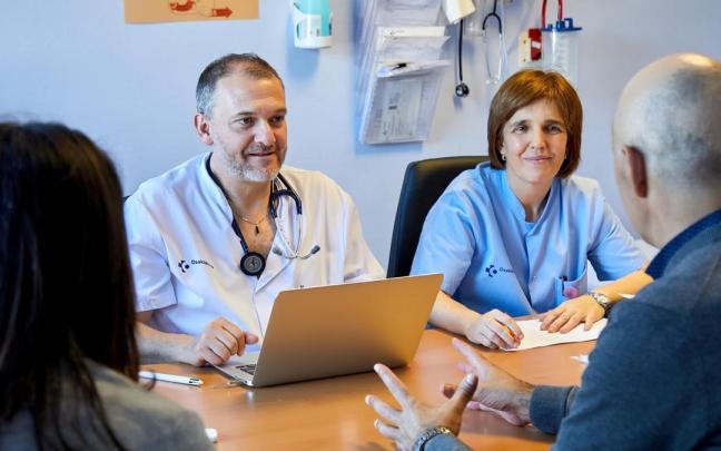 Dos profesionales sanitarios de Osakidetza durante una consulta.