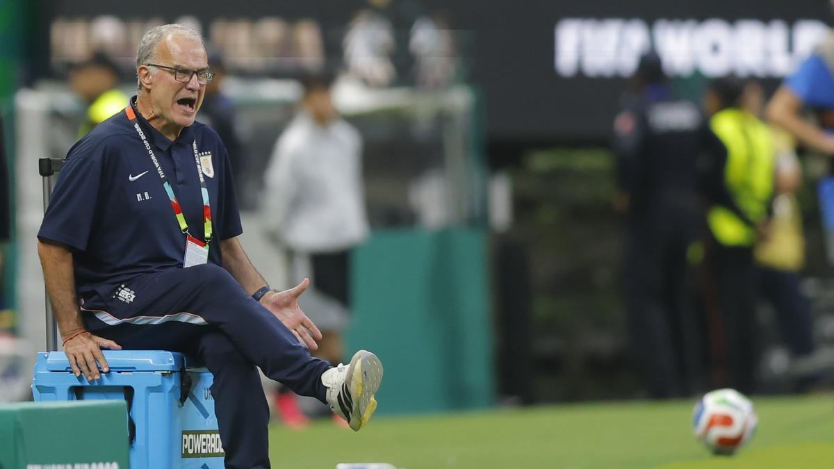 Marcelo Bielsa dirige a Uruguay en el encuentro ante España.