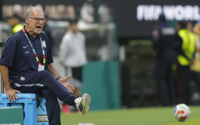 Marcelo Bielsa dirige a Uruguay en el encuentro ante España.