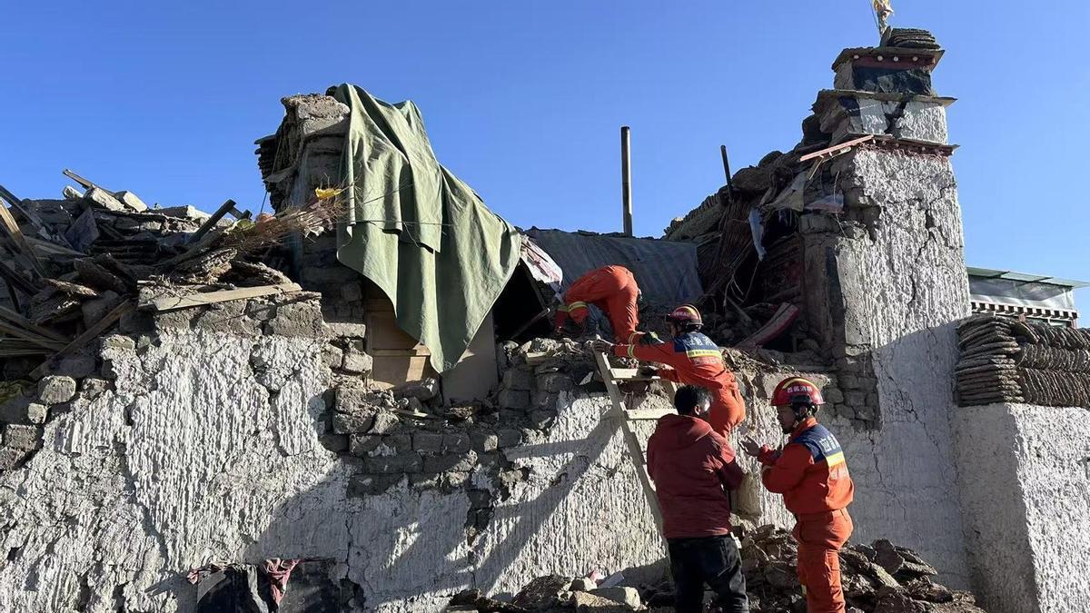 Un equipo de rescate examina los escombros de un edificio derruido por el terremoto en China.