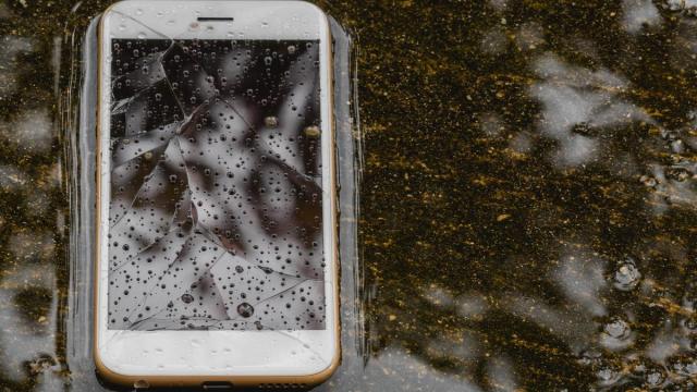 Un móvil mojado y roto es la excusa para intentar estafar.