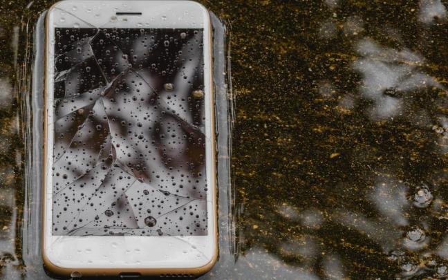 Un móvil mojado y roto es la excusa para intentar estafar.