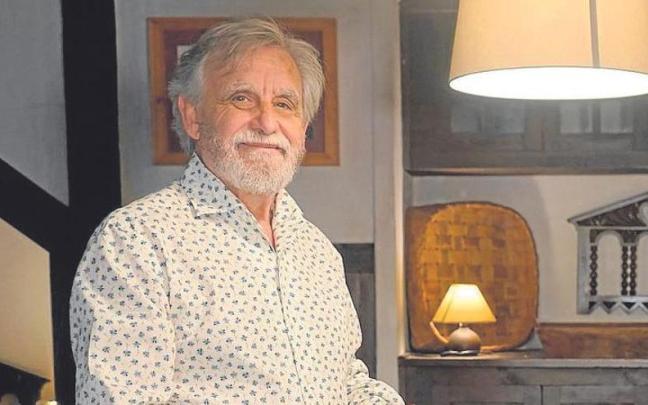 El escritor bilbaino Javier Maura disfruta del cine y un buen paseo.