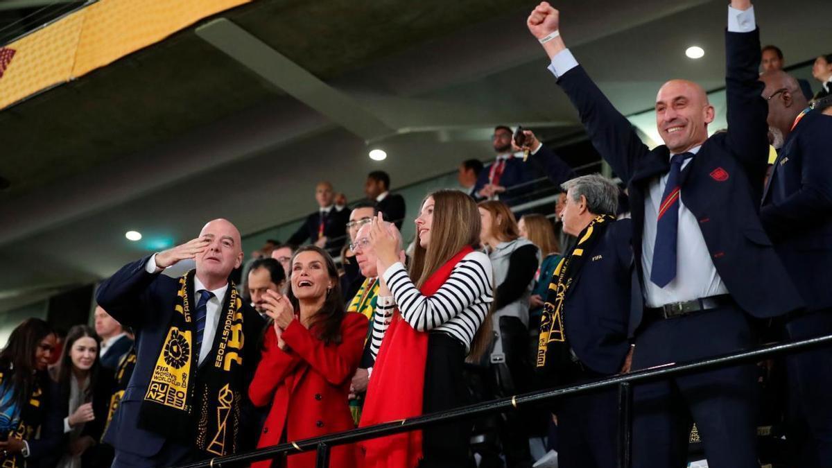 Luis Rubiales, presidente de la Real Federación Española de Fútbol, celebra la victoria de su selección.