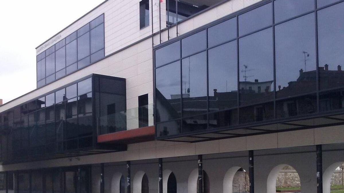 Fachada del Ayuntamiento de Lasarte-Oria desde la plaza Okendo