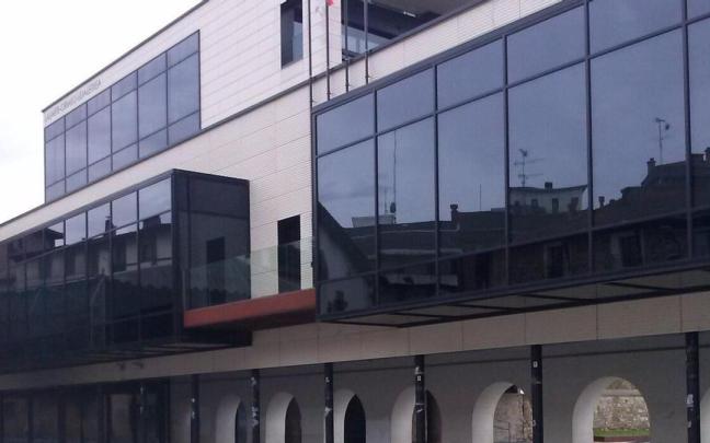 Fachada del Ayuntamiento de Lasarte-Oria desde la plaza Okendo / Aitziber Muga Fachada del Ayuntamiento de Lasarte-Oria desde la plaza Okendo