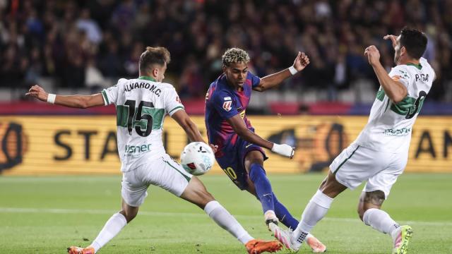 Lamine Yamal completa un disparo ante el Elche.