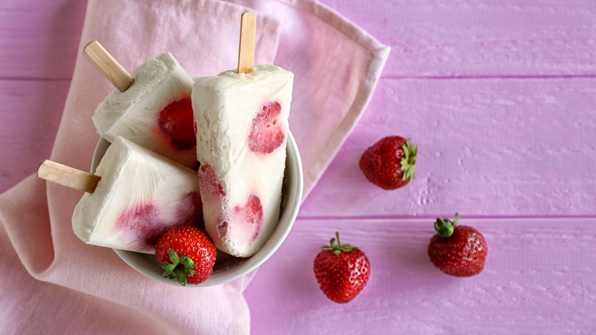 Helados con yogur y fresas.