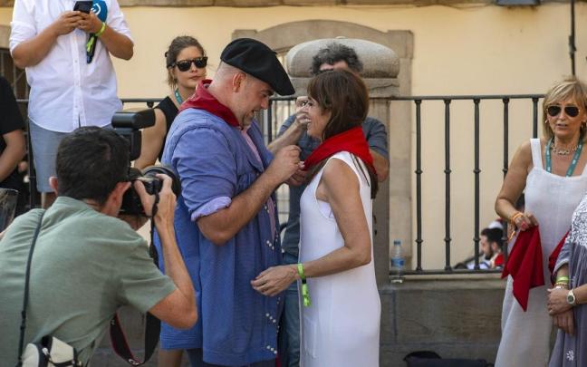 Celedón coloca el pañuelo de fiestas a Maider Etxebarria / Noticias de Álava - Stuart MacDonald