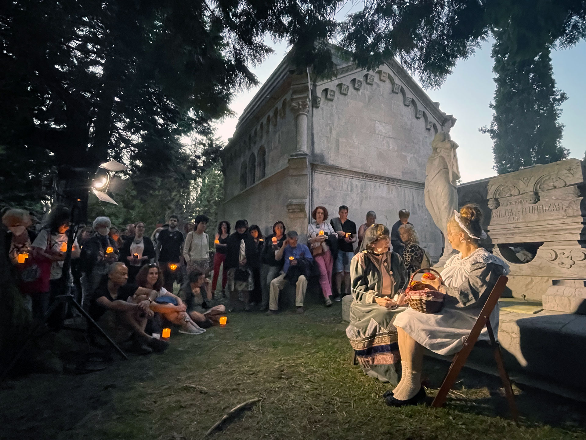 Actores y actrices de la Asociación Artística Vizcaína serán los encargados de dar vida a varios personajes ilustres que descansan en el cementerio de Derio
