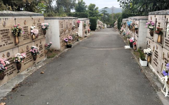 Una de las calles del cementerio viejo, donde se han registrado los actos vandálicos / Noticias de Gipuzkoa - Aitziber Muga