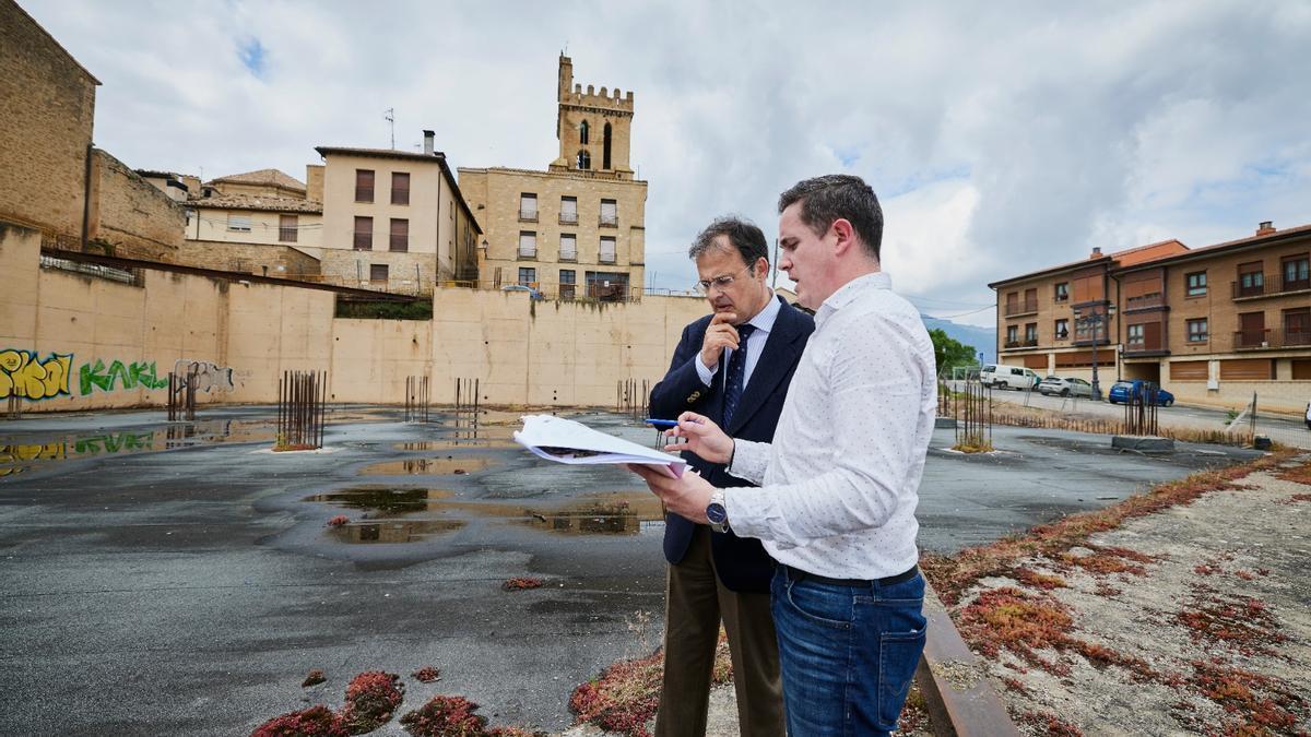El consejero de Salud del Gobierno Vasco, Alberto Martínez, y el alcalde de Laguardia, Raúl García Ezquerro, visitan el emplazamiento donde se construirá el nuevo edificio.