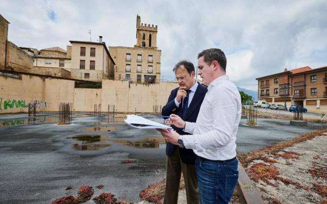 El consejero de Salud del Gobierno Vasco, Alberto Martínez, y el alcalde de Laguardia, Raúl García Ezquerro, visitan el emplazamiento donde se construirá el nuevo edificio. El consejero de Salud del Gobierno Vasco, Alberto Martínez, y el alcalde de Laguardia, Raúl García Ezquerro, visitan el emplazamiento donde se construirá el nuevo edificio.