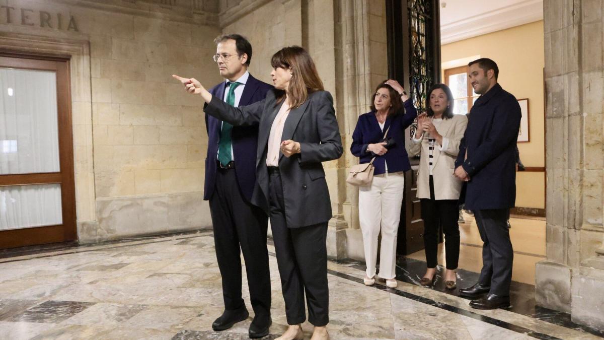 El consejero de Salud y la alcaldesa de Vitoria-Gasteiz visitan las instalaciones del antiguo hospicio que acogerá el nuevo centro de salud. 