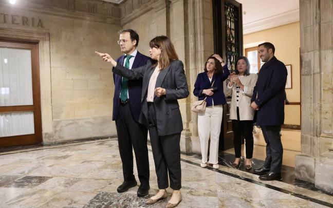 El consejero de Salud y la alcaldesa de Vitoria-Gasteiz visitan las instalaciones del antiguo hospicio que acogerá el nuevo centro de salud. 