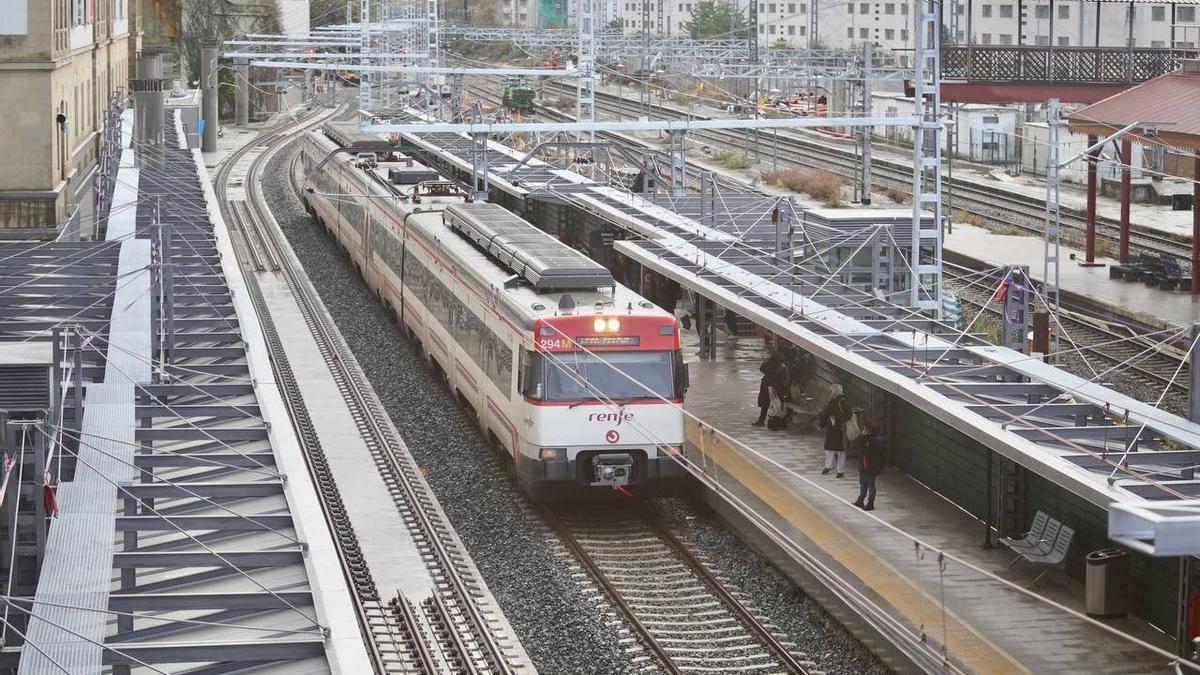 Un tren de Cercanías en Martutene N.G.