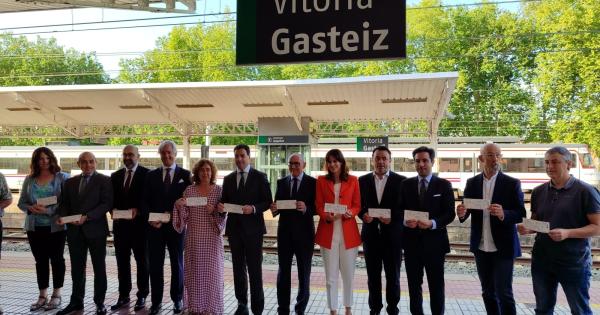Las instituciones en el acto de puesta en marcha del servicio de cercanías en Alava. ONDA VASCA