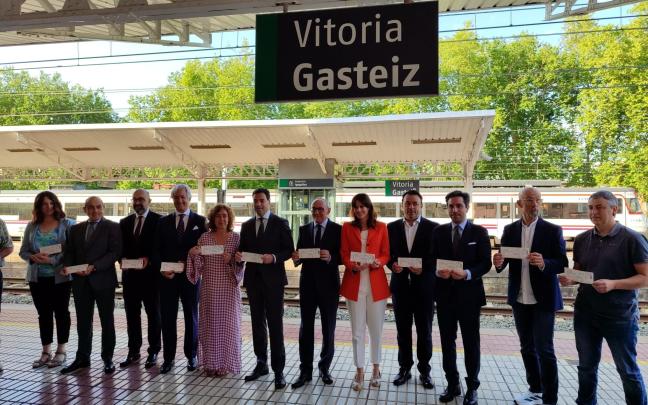 Las instituciones en el acto de puesta en marcha del servicio de cercanías en Alava. ONDA VASCA