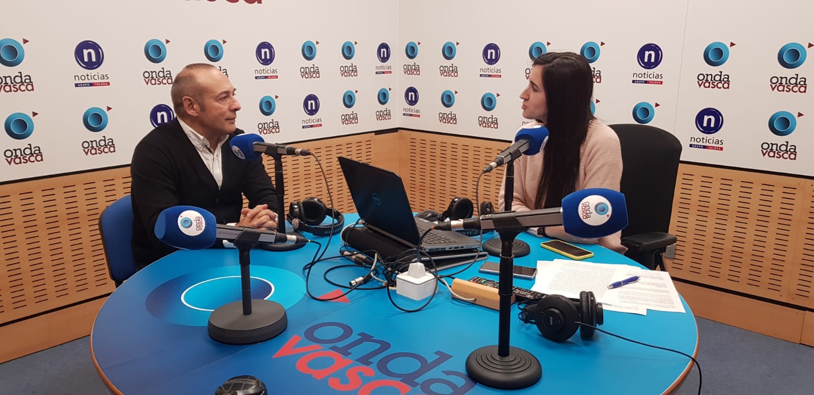 César Charro con Iranzu Calvo en los estudios de ONDA VASCA
