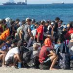 Varios inmigrantes en una playa de Ceuta. EP