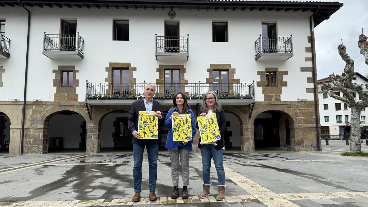 Alicia Valiña Donazar, en el centro, con su obra