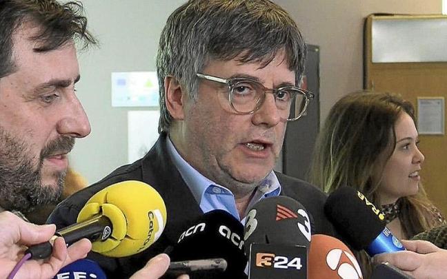 Carles Puigdemont y Toni Comín atienden a los medios de comunicación en el Parlamento Europeo. / EFE Carles Puigdemont y Toni Comín atienden a los medios de comunicación en el Parlamento Europeo.