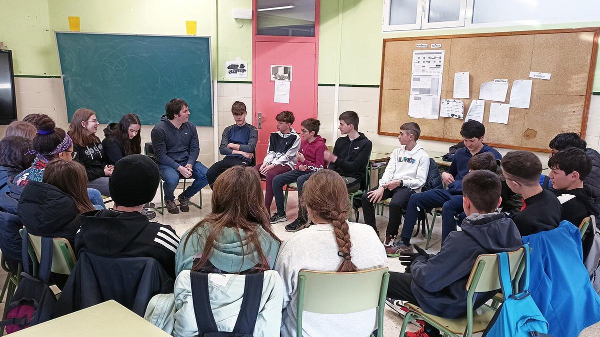 Momento del taller impartido en Atakondoa, de Irurtzun, a alumnado de 2º de ESO.