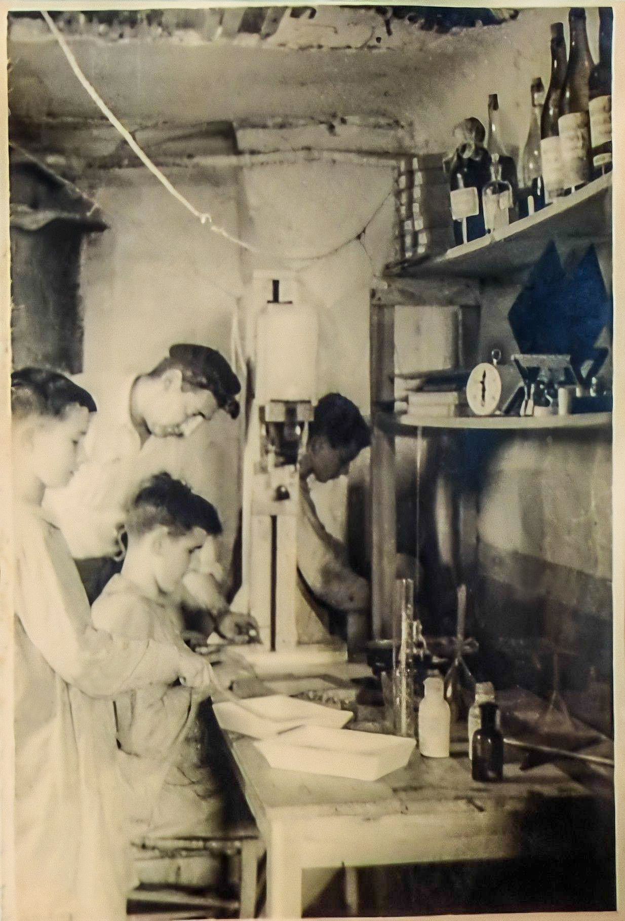 La educación de los menores era esencial como se aprecia en el taller de fotografía y del heligrabado