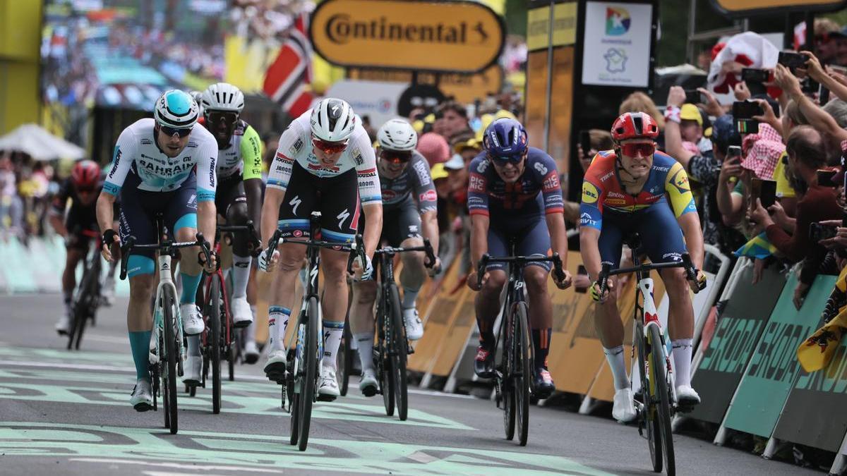 Tim Merlier supera a Milan en el esprint de Dunkerque.