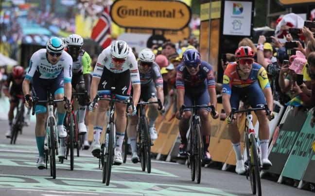 Tim Merlier supera a Milan en el esprint de Dunkerque.