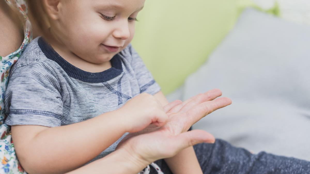 Niño junto a su madre disfrutando al aire libre