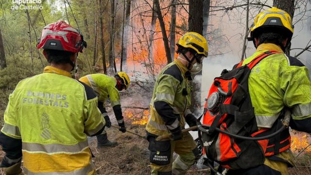 Efectivos de bomberos trabajando en uno de los incendios declarados esta jornada en la provincia de Castellón