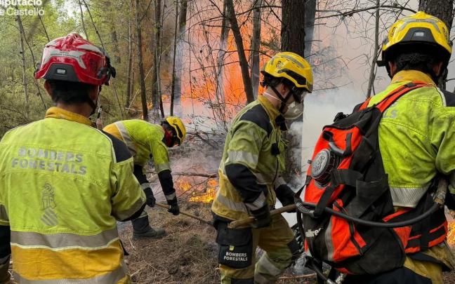 Efectivos de bomberos trabajando en uno de los incendios declarados esta jornada en la provincia de Castellón