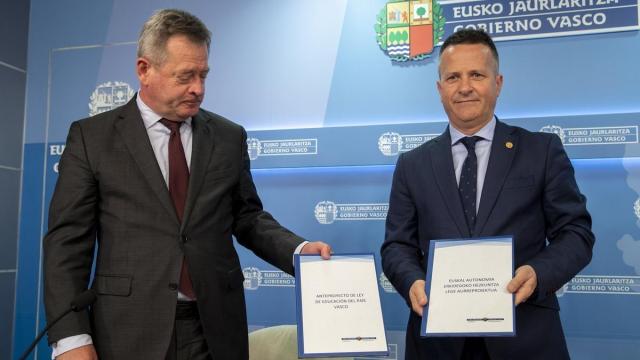 Bingen Zupiria y Jokin Bildarratz sostienen el anteproyecto de Ley de Educación.