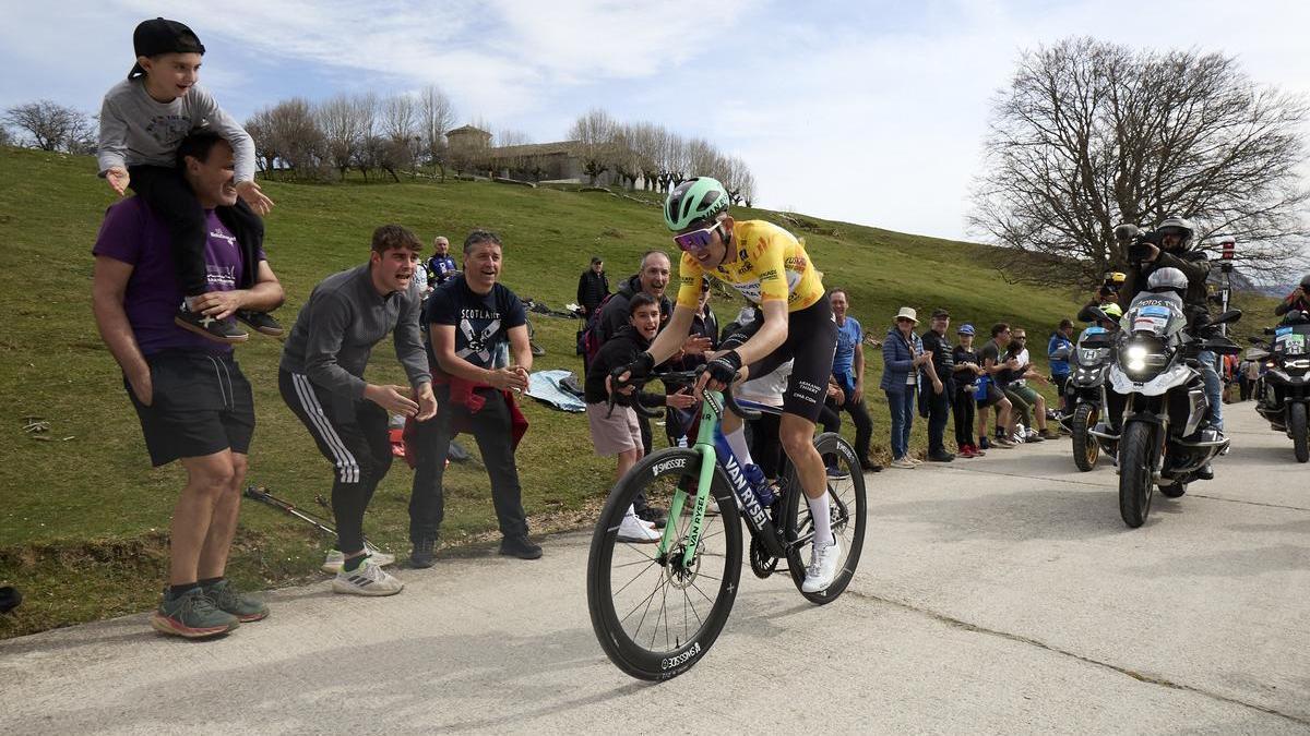 Paul Seixas, líder de la Itzulia, durante la fuga tras el ataque en San Miguel de Aralar.