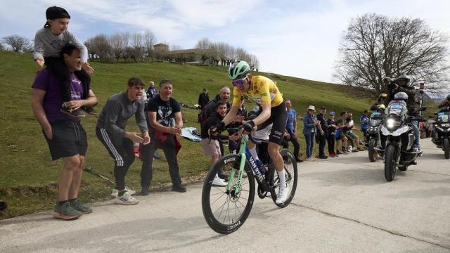 Paul Seixas, líder de la Itzulia, durante la fuga tras el ataque en San Miguel de Aralar.