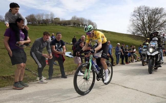 Paul Seixas, líder de la Itzulia, durante la fuga tras el ataque en San Miguel de Aralar.