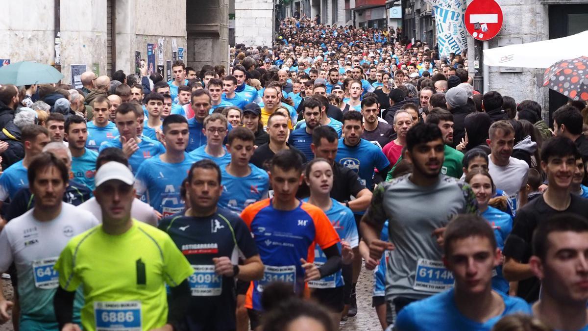 Cientos de corredores suelen tomar parte en cada edición de la San Silvestre azpeitiarra.