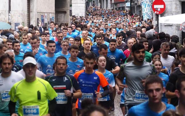 Cientos de corredores suelen tomar parte en cada edición de la San Silvestre azpeitiarra.