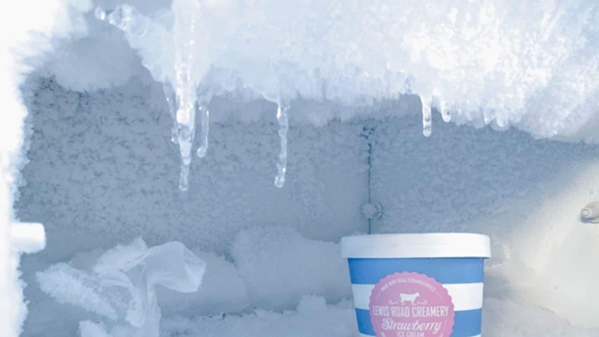 El interior de un congelador lleno de hielo