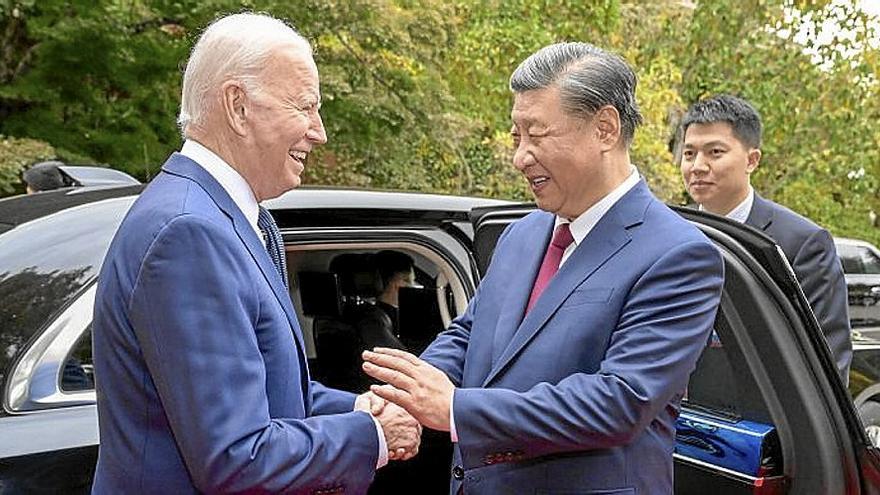 Biden saluda a Xi Jinping en un encuentro en San Francisco.