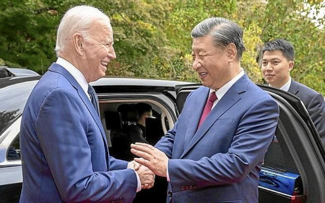 Biden saluda a Xi Jinping en un encuentro en San Francisco.