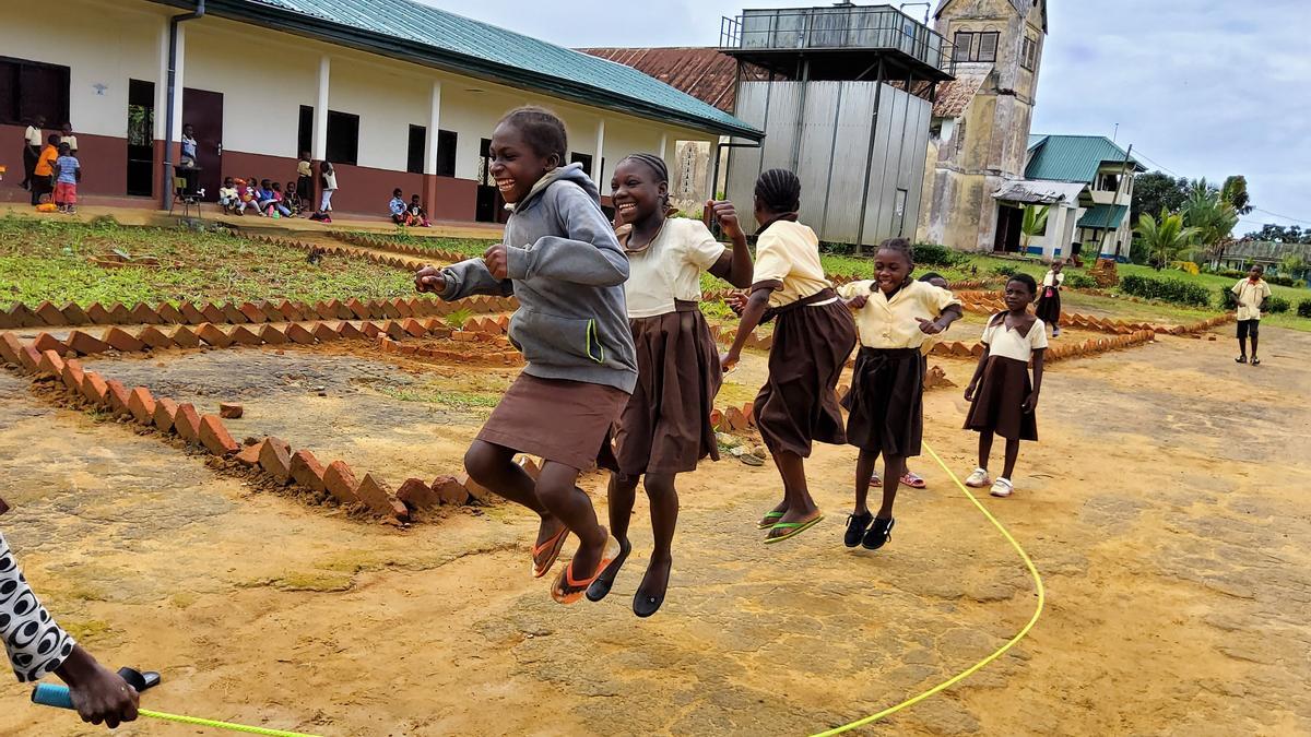 Un grupo de niñas se divierte a la hora del recreo.