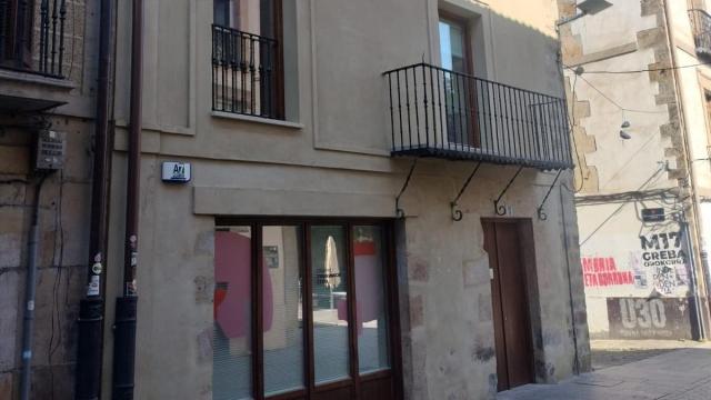 Emakumion Etxia está ubicada en el número 13 de Kale Zaharra, en un edificio comprado y acondicionado por el Ayuntamiento en los últimos años.